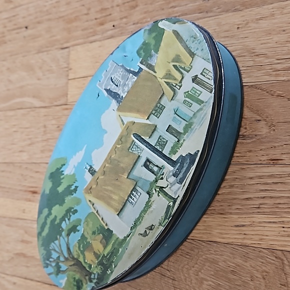 Vintage Daintee Choc Confectionery Co LTD Tin Blackpool England - Picture 1 of 9